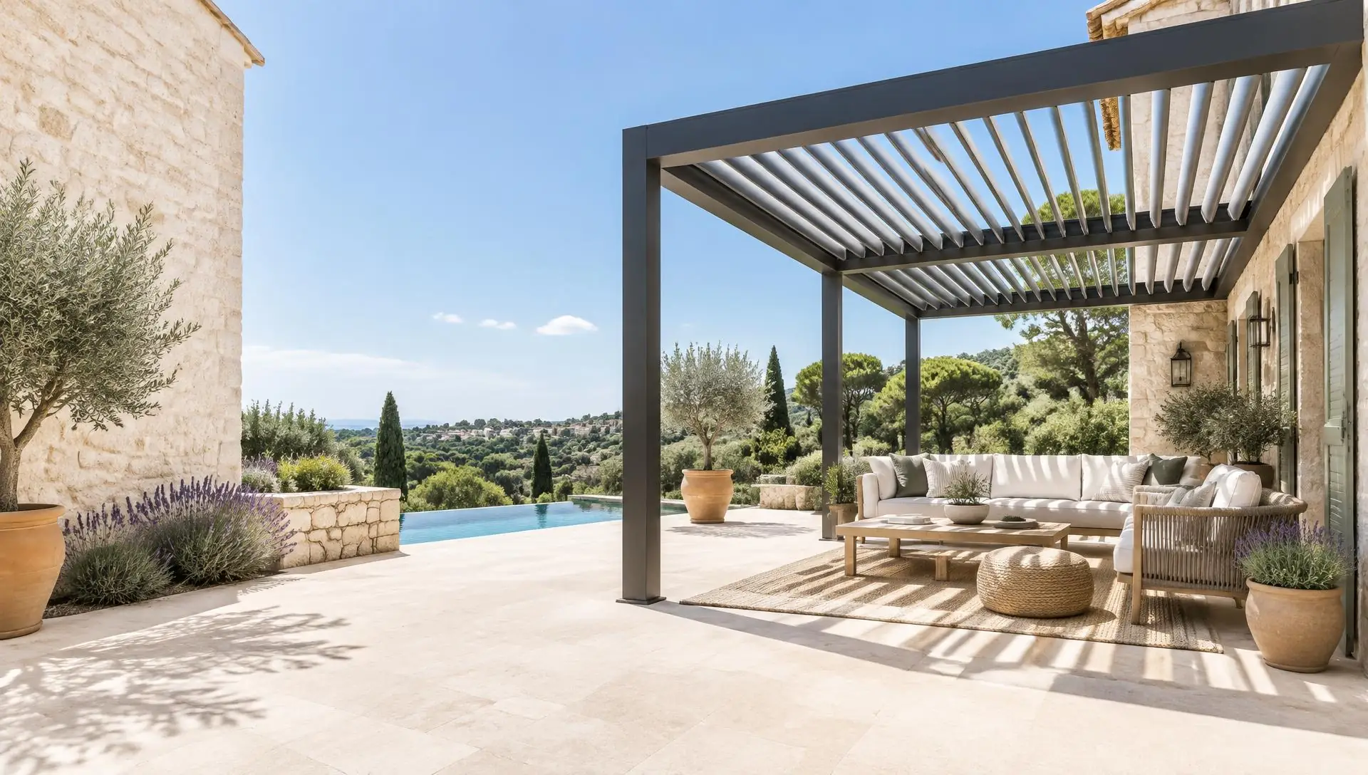 Pergola bioclimatique à lames orientables en aluminium anthracite installée sur la terrasse d'une villa en pierre dans le Var