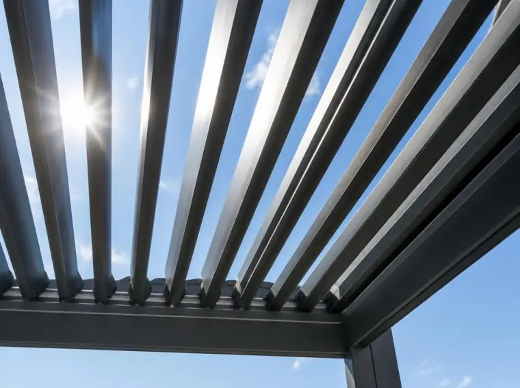 Lames orientables motorisées Somfy d'une pergola bioclimatique installée à Gardanne
